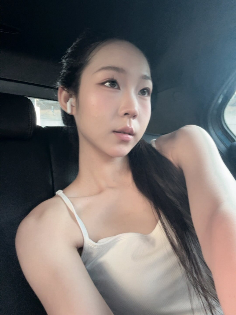 身高174公分的康佳麗，一頭烏黑長直髮就是她的標誌。（翻攝自IG）