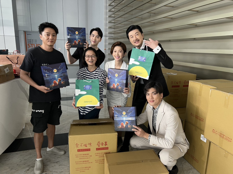 《豆腐媽媽》劇組歡慶中秋佳節，不僅戲裡熱鬧，戲外更是愛心不落人後。（民視提供）