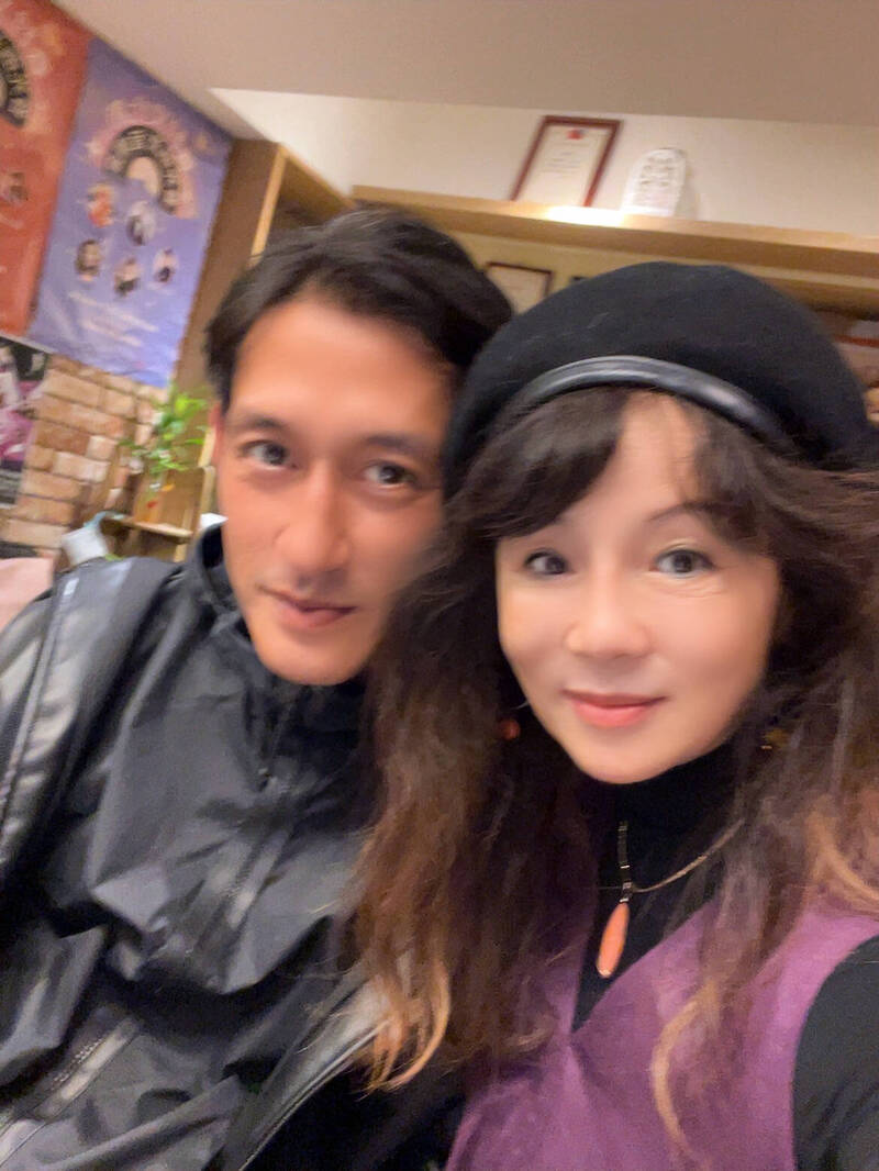 才爆失控摔杯發飆!唐治平破冰演藝工會 曹雨婷二度聲明:他努力站起來