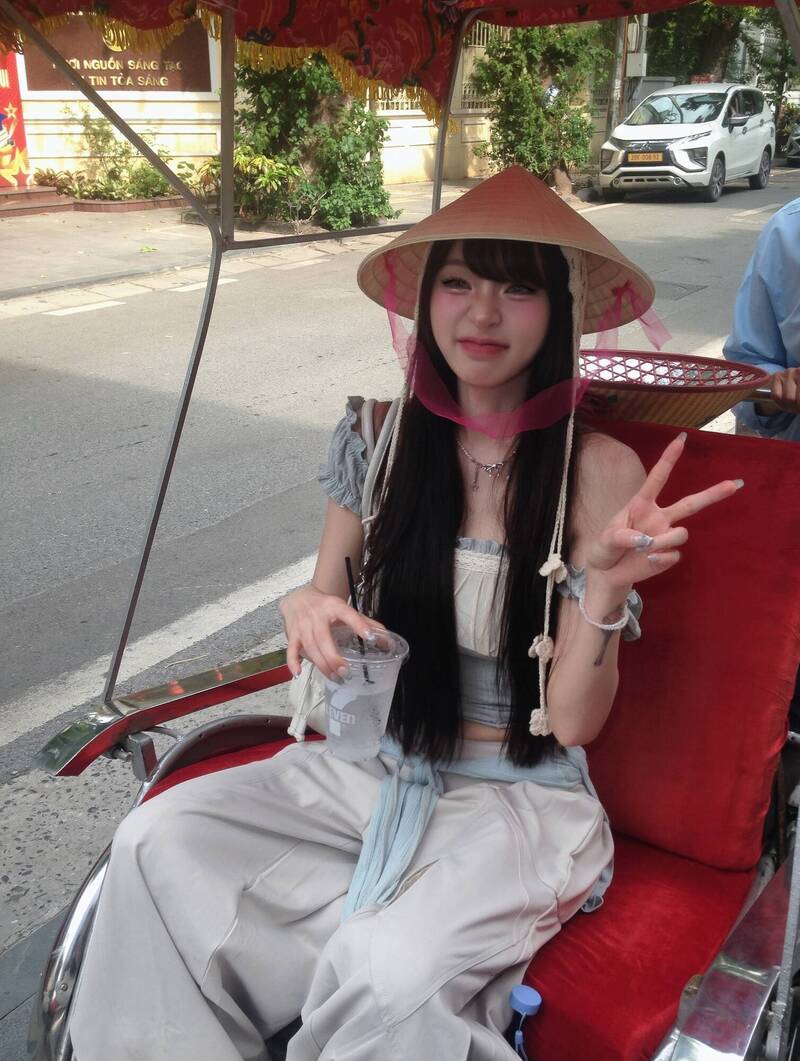 林襄體驗越南人力車。（翻攝自IG）