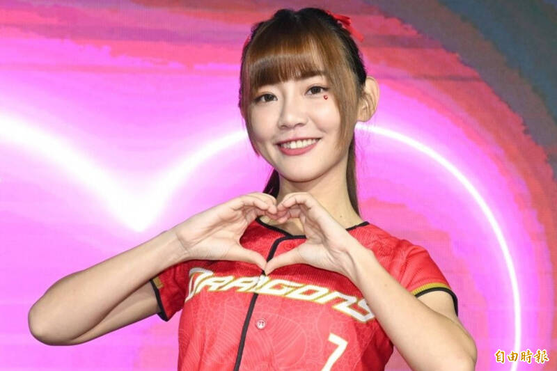 （影）啦啦隊女神泳渡日月潭「最後悔帶它」原因網笑翻