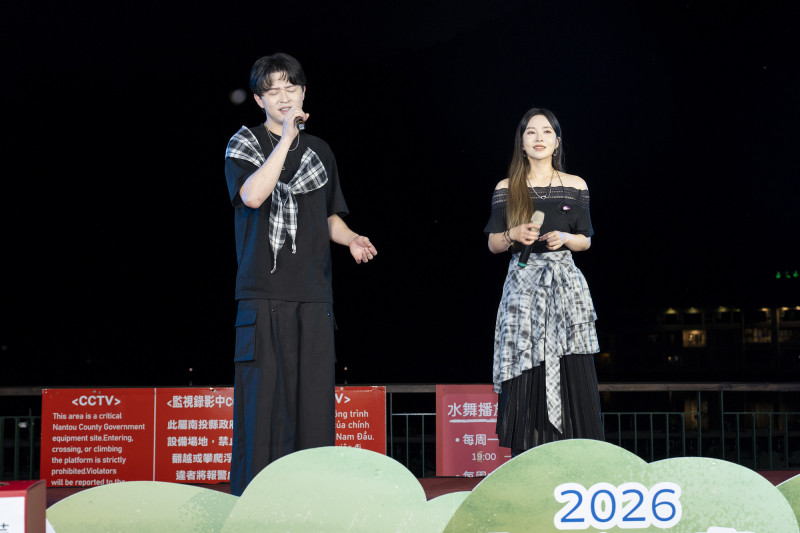 「森恬CP」李子森（左）、杜忻恬穿搭情侶裝，台上深情對唱。（南投縣政府提供）