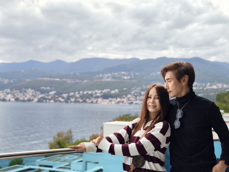 包偉銘嫩妻成人體導遊!結婚11周年歐洲朝聖《權力遊戲》 回台灣卻崩潰了