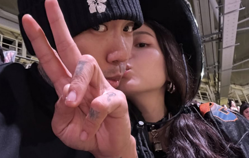 李遐怡（右）歡慶30歲生日，男友Dok2高調曬出甜蜜合照送上祝福。（翻攝自IG）