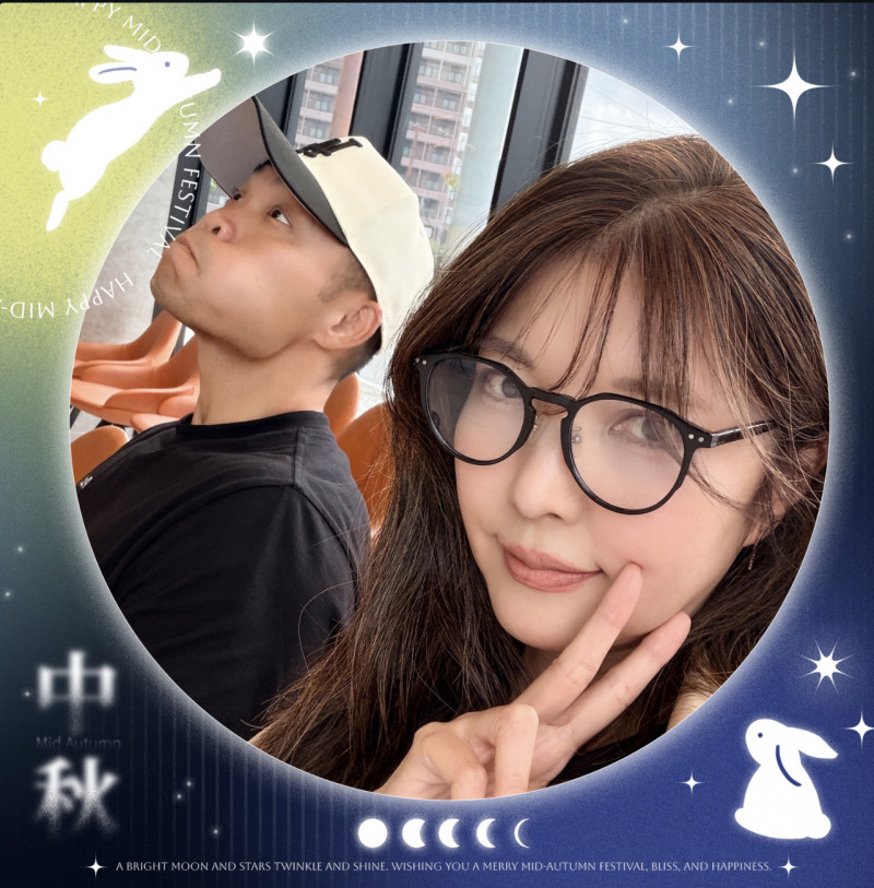 51歲相馬茜現身了!李玖哲中秋節「高調放閃愛妻」 消失多年甜蜜同框