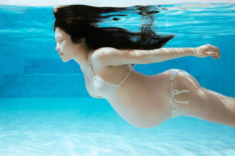 鄭家純挺「雙胞胎巨肚」 28週唯美水中寫真曝光