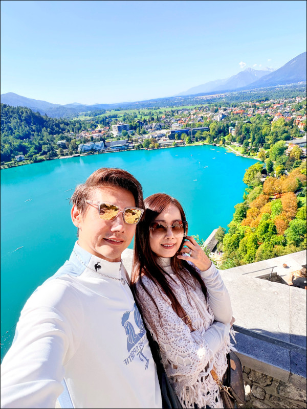 包偉銘歐遊歡慶結婚11週年 劉依純瘋權力遊戲秒變導遊