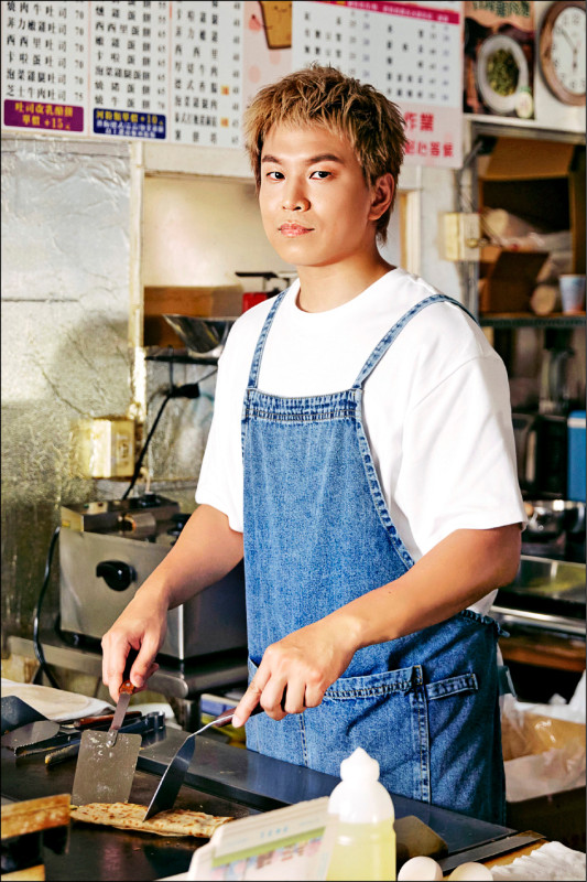 蕭景鴻化身早餐店老闆 三塊錢MV演繹低潮期