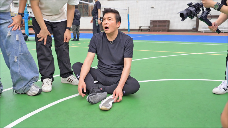 曾國城回世新打球 留腳印也留腳底