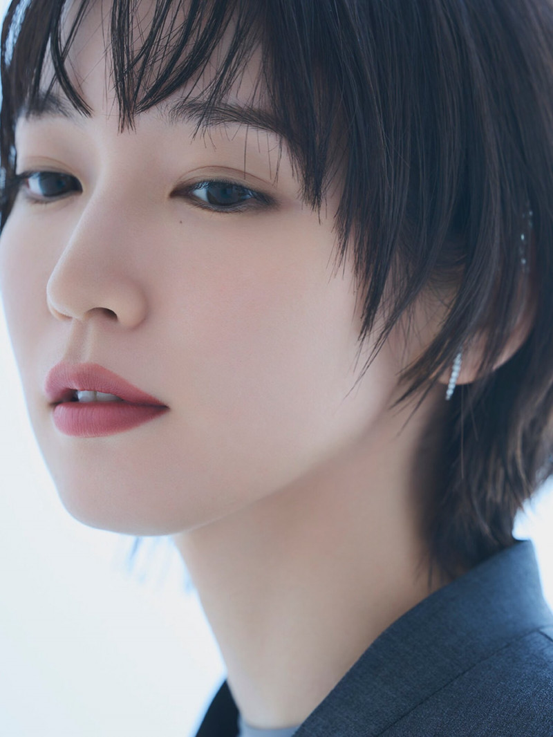 吉岡里帆憂鬱眼神美出新境界。（翻攝自IG）