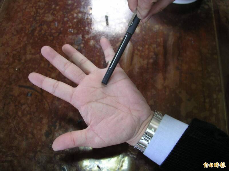 (影)左手一攤就知道有沒有財運? 命理師曝「富貴窩」位置