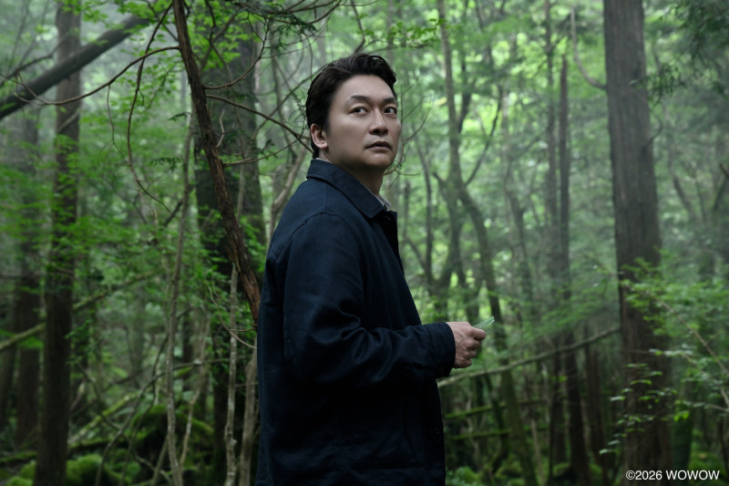香取慎吾獨自深入樹海，戒備神情為劇情增添濃厚懸疑感。（Hami Video提供）