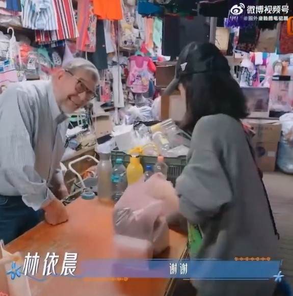 林依晨買東西看中喜歡的東西「絕不討價還價」。（翻攝自微博）