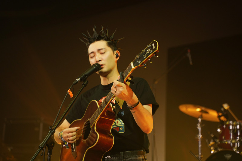 高真演唱《關於愛情》。（高真提供）
