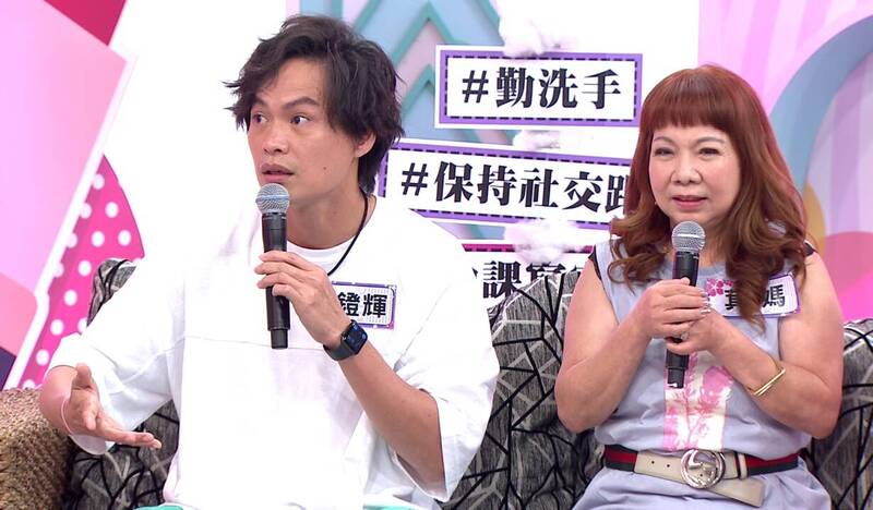 黃鐙輝（左）與丈母娘萁媽。（資料照，年代提供）