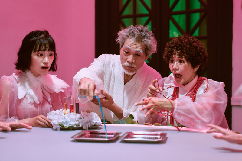 于子育（右）在《新手上路》飾演註生助理，肩負新生命順利誕生的任務。（文策院與四方四隅提供）