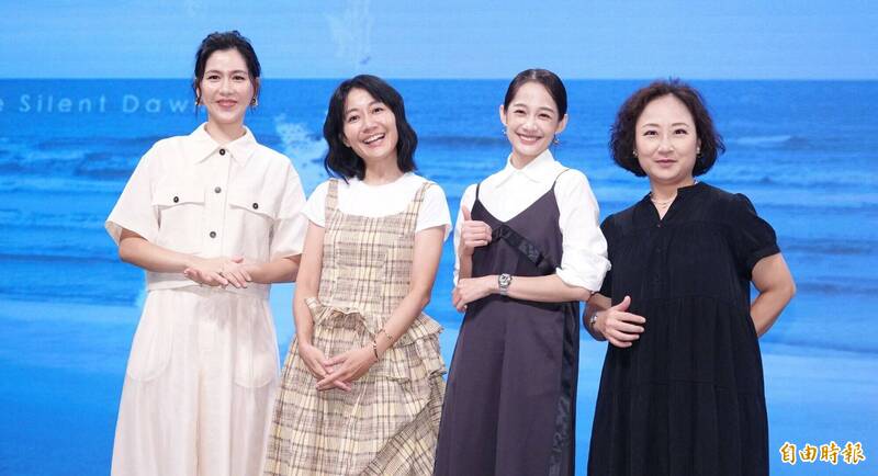 《靜曦》張家慧（左起）、陳婉婷、簡嫚書、廖梨伶。（記者潘少棠攝）