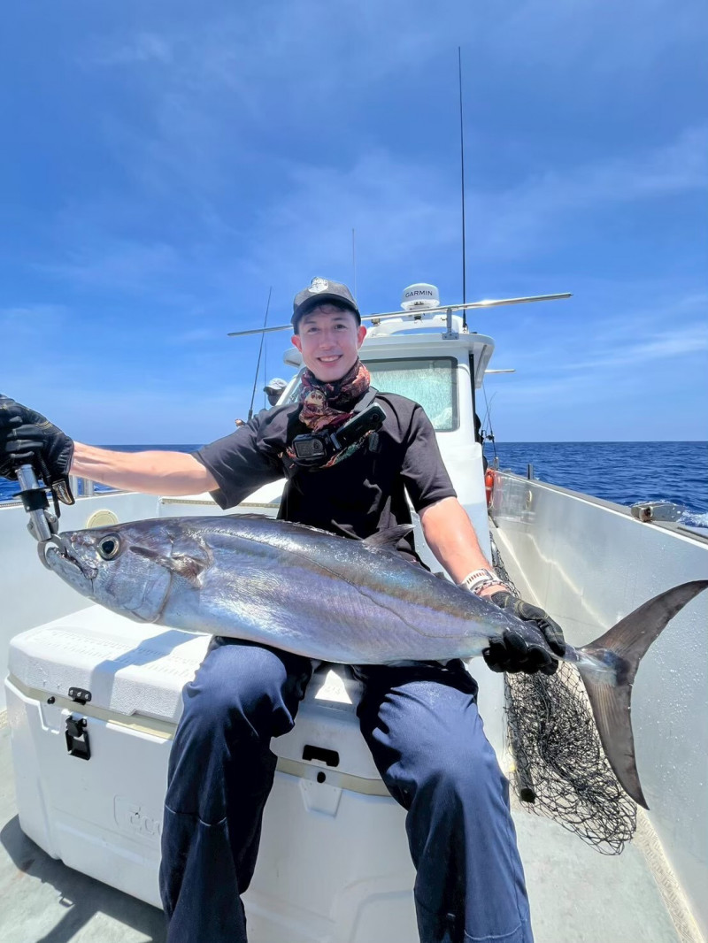 田舞陽首釣人生大魚梳齒魚。（三立提供）