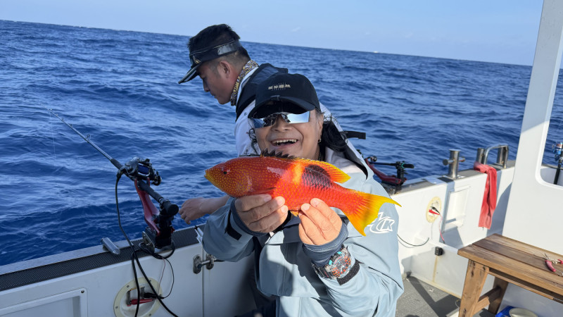 沈文程在蘭嶼外海釣到七彩繽紛的魚種。（三立提供）