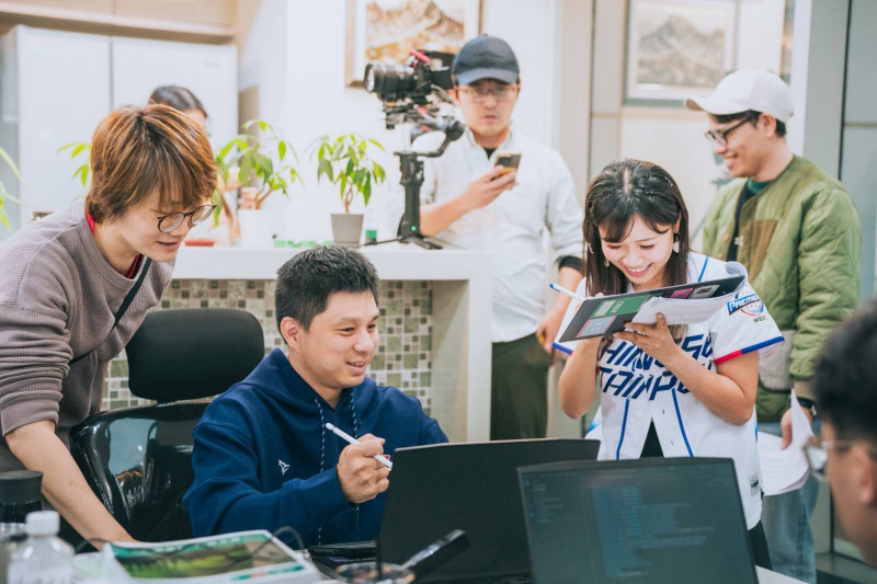 屠潔手拿板夾與製作及運科團隊熱烈討論，耗時18個月心血終獲國際肯定。（三立提供）
