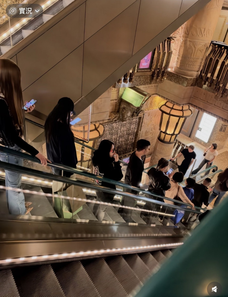 小S近日與老公、女兒赴英國倫敦，現身百貨公司被網友捕獲。（翻攝自小紅書）