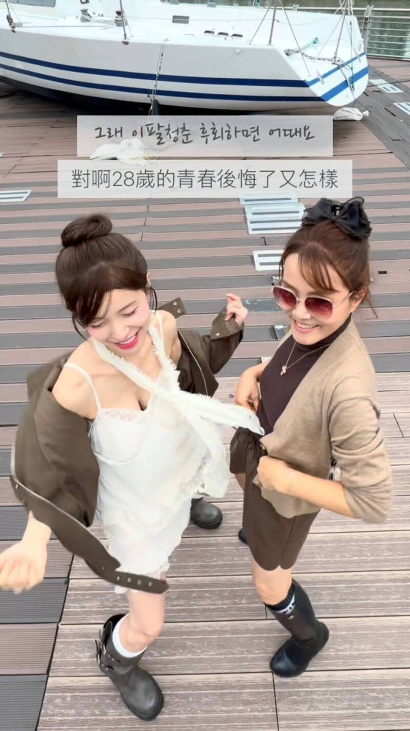李多慧（左）拉著媽媽跳舞。（翻攝自IG）