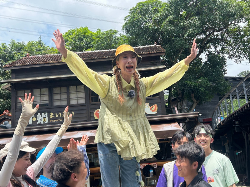 楊繡惠站上高處張開雙臂大聲吶喊。（民視提供）