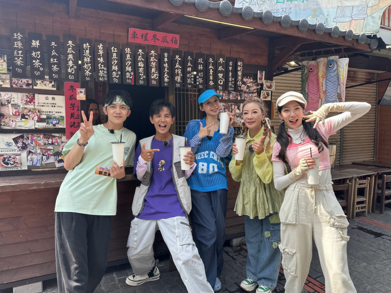 郭忠祐（左起）、阿翔、李雅英、楊繡惠、檸檬同遊南投水里，人手一杯消暑飲品開心合照。（民視提供）