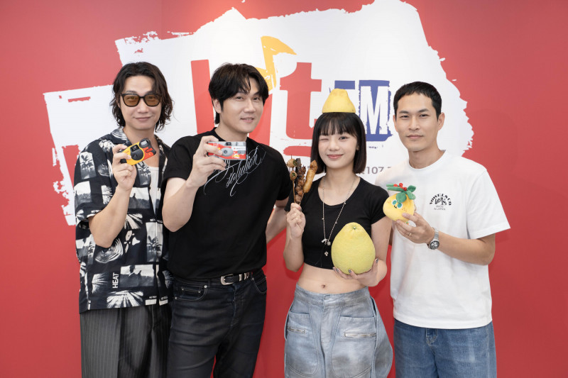 木木（右二）出功課，宇宙人將用即可拍記錄不同新歌主題。（Hit Fm聯播網提供）