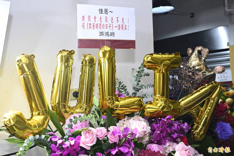 彭佳慧今晚第五度攻蛋，收到多位天王天后送上花籃祝賀。（記者胡舜翔攝）