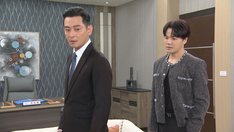 黃文星（右）在《針線緣》與飾演哥哥的陳冠霖（左）於辦公室對峙，兄弟間的心結一觸即發。（三立提供）