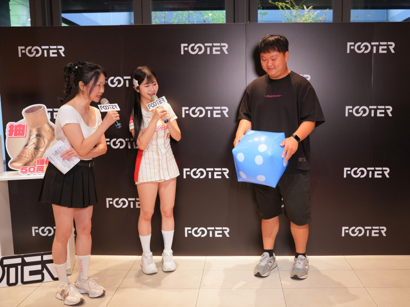賴可（中）陪伴幸運粉絲挑戰擲骰子遊戲。（FOOTER專業機能襪提供）