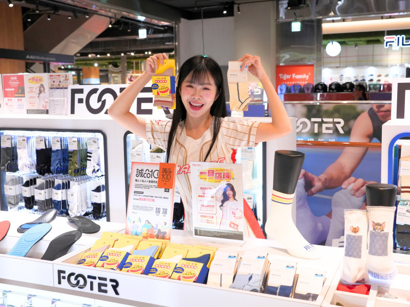 賴可帶隊逛專櫃親自介紹產品，滿滿笑容融化現場大批粉絲。（FOOTER專業機能襪提供）