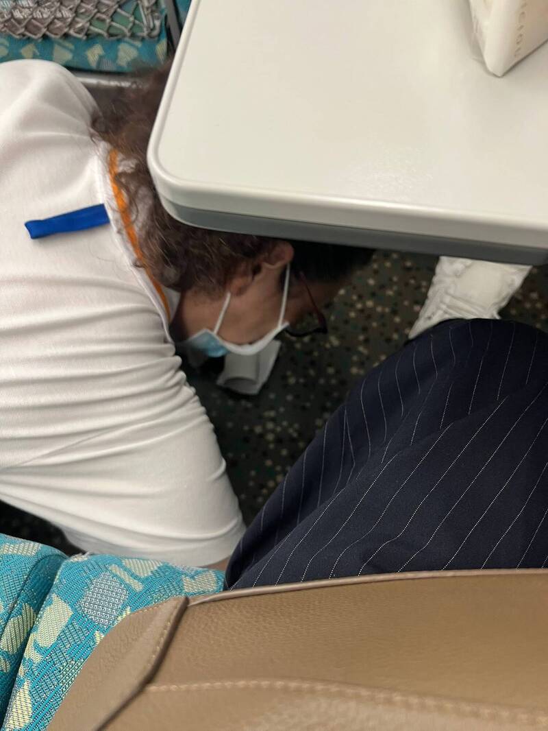 目睹高鐵清潔人員跪地 前主播心疼:為何不準備拖把?