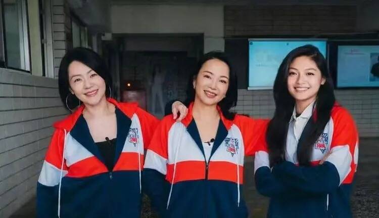 阿雅（中）和小S（左）、大S是好朋友。（翻攝自微博）