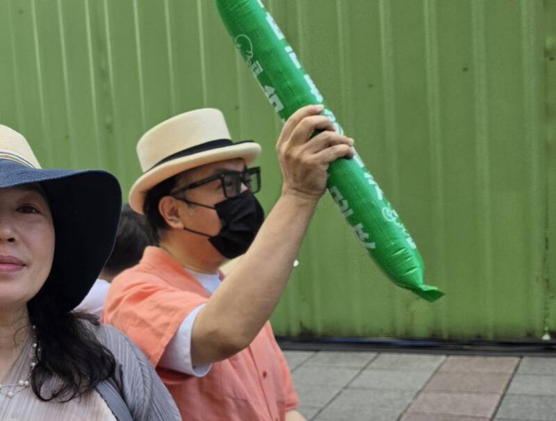主持人蔡康永被拍到現身沈伯洋競總造勢大會。（讀者提供）