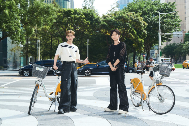 起床互傳「涼涼的」...雙帥騎YouBike 壓馬路 信義區合體嗨爆101
