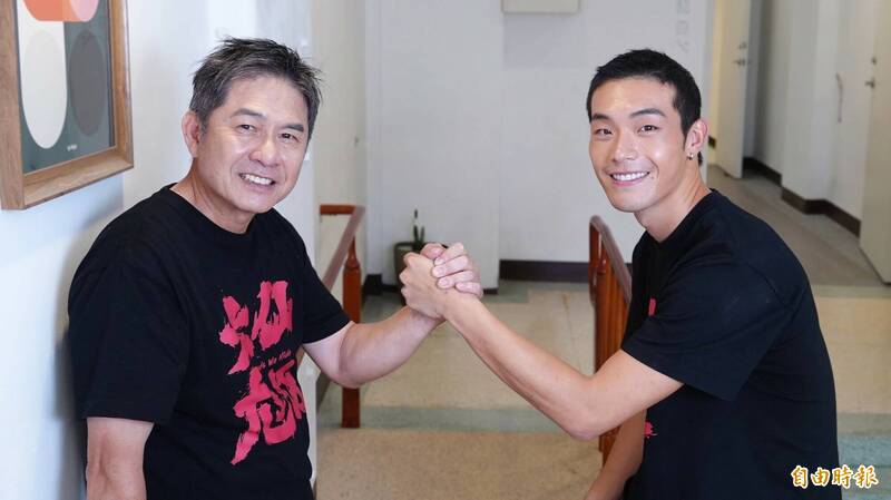 洪都拉斯（左）、牧森在《大仙尪仔》有精彩對手戲。（記者潘少棠攝）