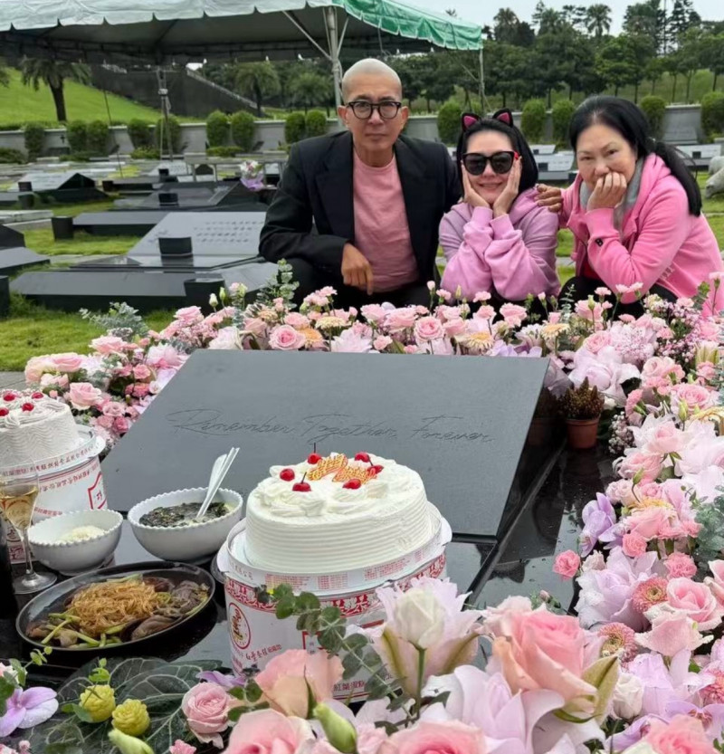 具俊曄、小S與S媽帶著蛋糕、香檳和餐點到墓園替大S慶生。（翻攝自IG）