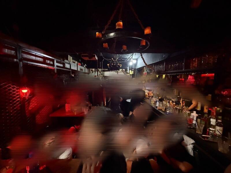 台北市萬華分局本月3日突襲西門町同志酒吧「Commander D」。（警方提供）