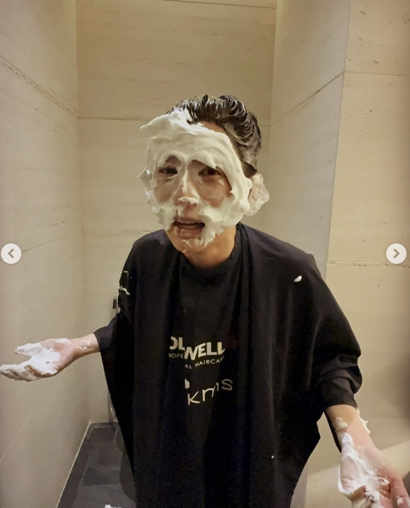 賈靜雯被砸奶油的畫面很罕見。（翻攝自IG）