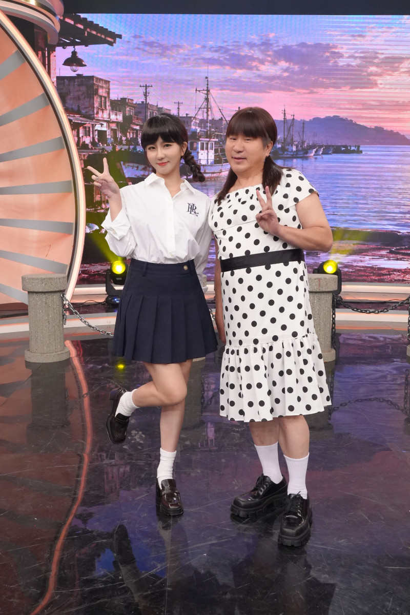 本集歌中劇除了有周曉涵(左)助陣,胡瓜更加碼推出女裝新角色。(華視提供)