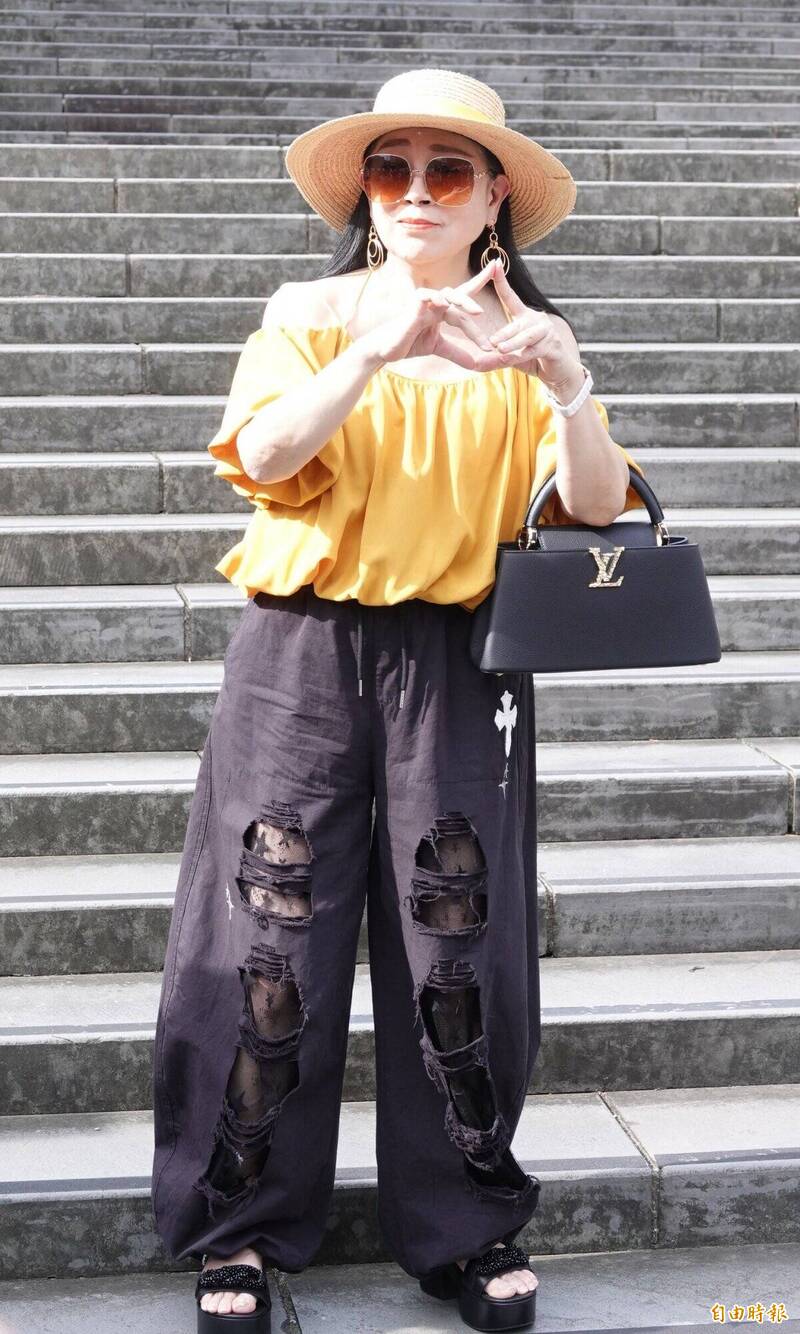 許純美今（8）日特地為了日前被周刊拍到用餐照而出面開記者會。（記者潘少棠攝）