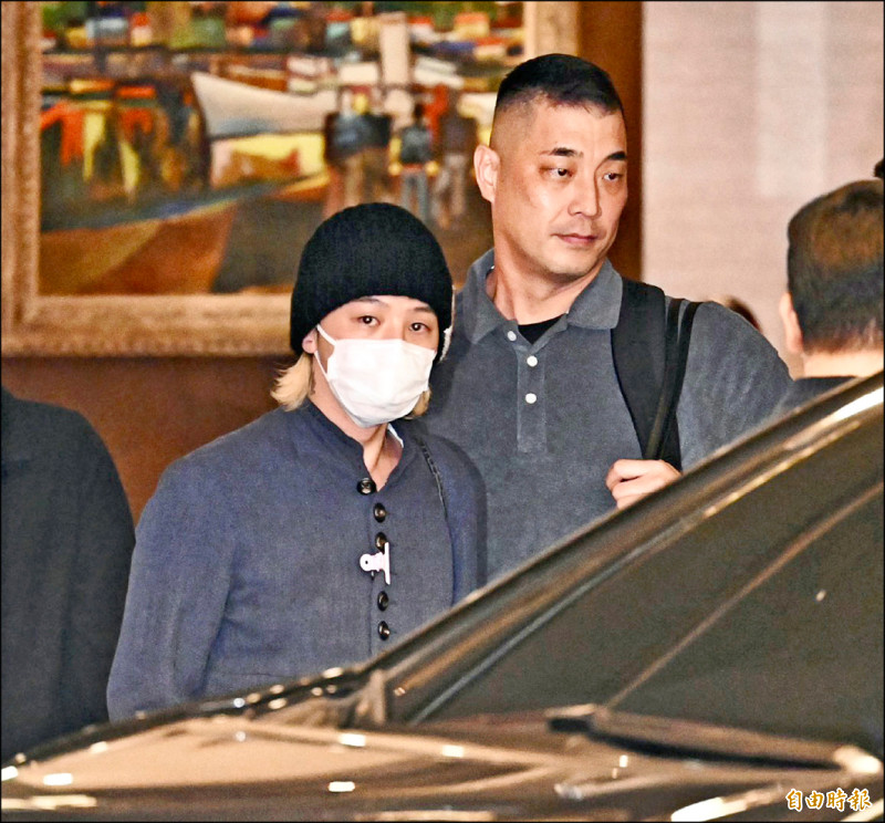 BIGBANG台北集合 GD包機降臨 大聲親切揮手胸肌搶鏡 太陽低調入境