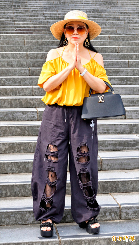 許純美遭偷拍同框小鮮肉「跳腳自清」 隱退9年首露面、亮本票怒轟前夫女兒欠百萬不還