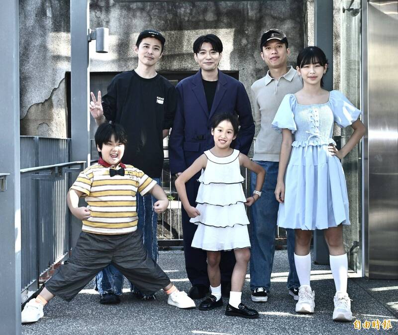 導演胡錦筵（後排左起）、侯彥西、周鉅宏、龍步晞（前排左起）、左寧、張芹瑜。（記者陳奕全攝）