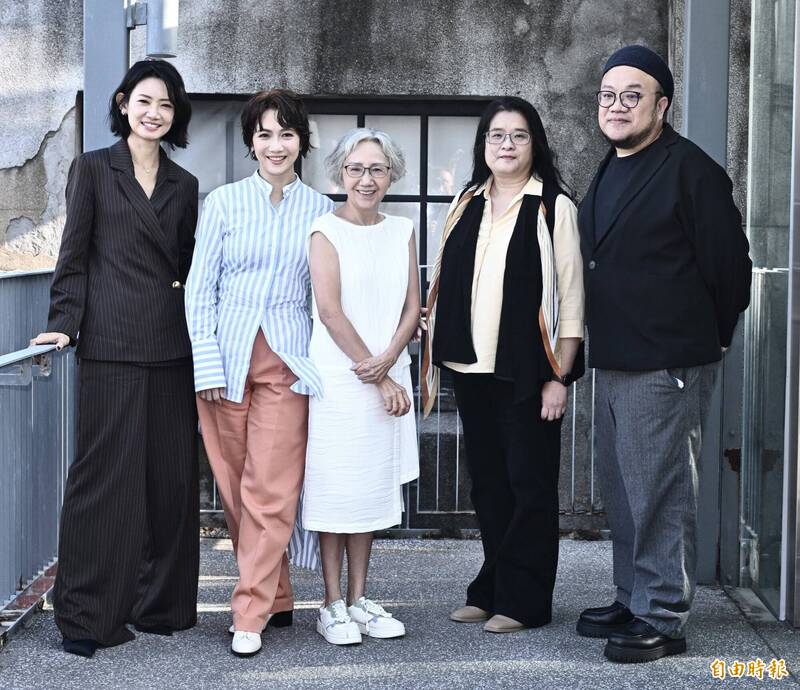 製作人葉天倫 （右起）、編劇林佳慧、陸弈靜、導演徐麗雯、吳奕蓉。（記者陳奕全攝）