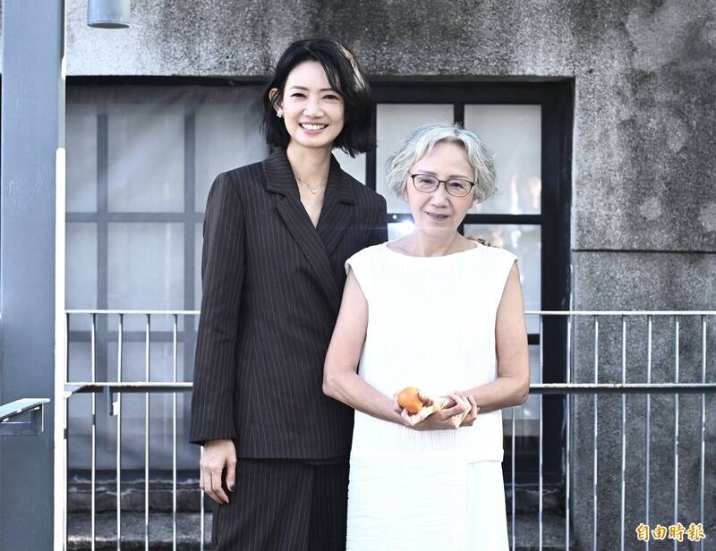 陸弈靜（右）戲裡與吳奕蓉（左）母女情感深厚。（記者陳奕全攝）
