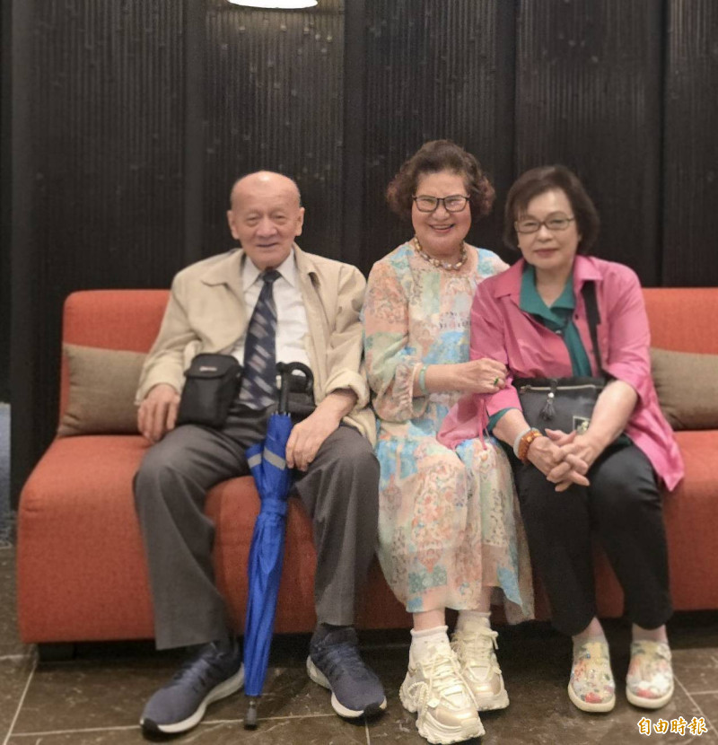 高齡90歲的國寶級台語歌王郭大誠（左）和歌后紀露霞（右）難得世紀合體。（記者胡如虹攝）
