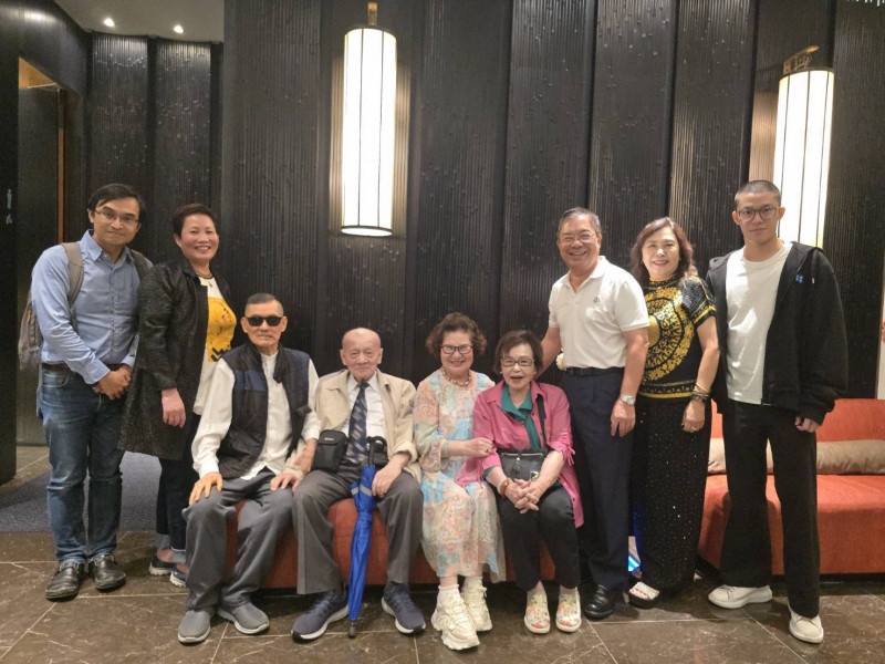 廣播名人文祺（右三）作東邀吳國禎（左起）、罔市、柯建仲、郭大誠、白莎、紀露霞、丁鈴等人國慶聚會。（記者胡如虹攝）